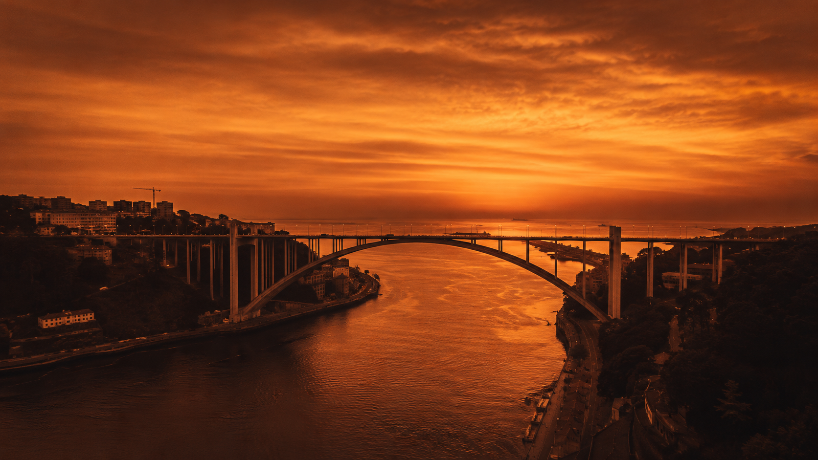 Ponte da Arrábida ao pôr do sol, Porto